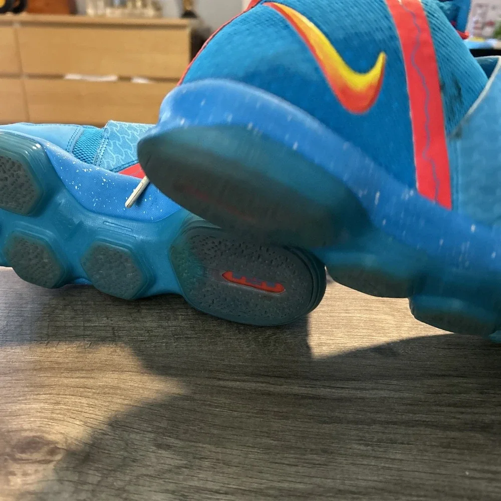 nike youth size 7 LeBron James Basketball Shoes Blue & Yellow‎